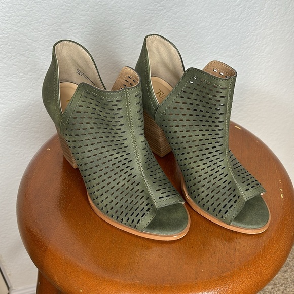 🏠Restricted Open Toe Heel | Olive | Size 7 - Picture 8 of 12